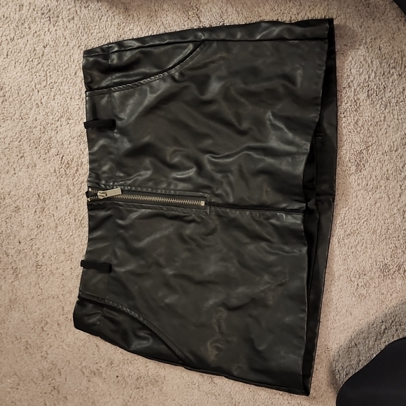 Zara leather skirt - Picture 1 of 3
